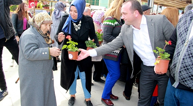 Biga Ak Parti Teşkilatı Bahara Çiçeklerler ''EVET'' Dedi