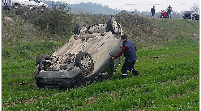 Kamyonet buğday tarlasına devrildi: 1 yaralı