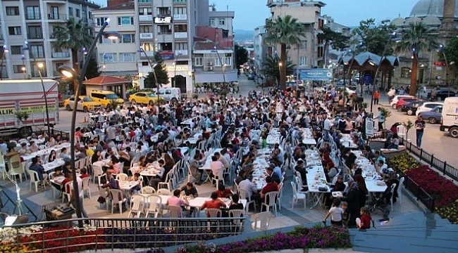 Cumhuriyet Meydanı'nda iftar sofrası