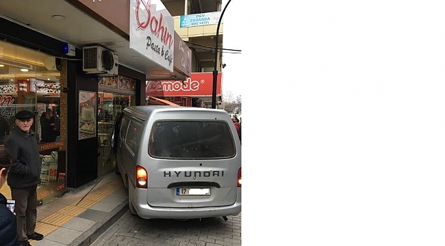 Minibüs Dükkana Girdi