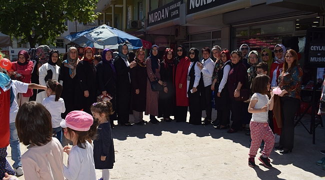 AK Parti Kadın Kolları 23 Nisan'da Çocukları Unutmadı