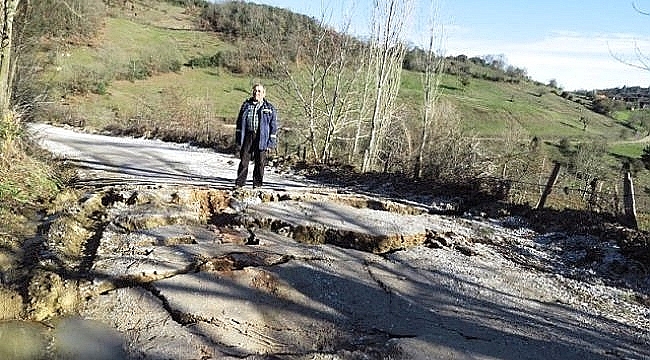 Biga'da Çömlekçi ile Karaağaç Köyü Arasındaki Yol Çöktü