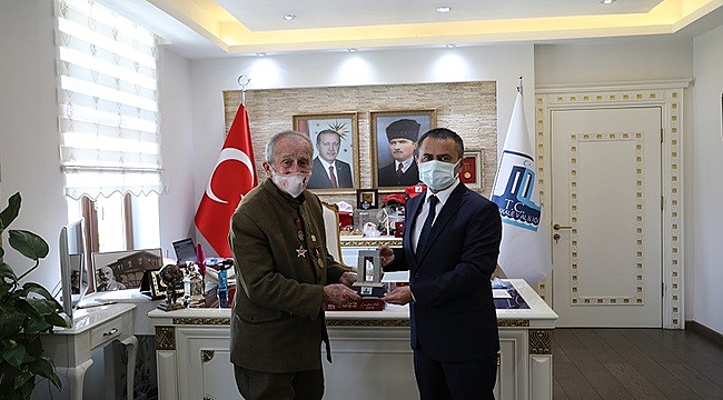 SON ÇANAKKALE GAZİSİNİN OĞLU TURGUT KAÇMAZ, VALİ AKTAŞ'I ZİYARET ETTİ