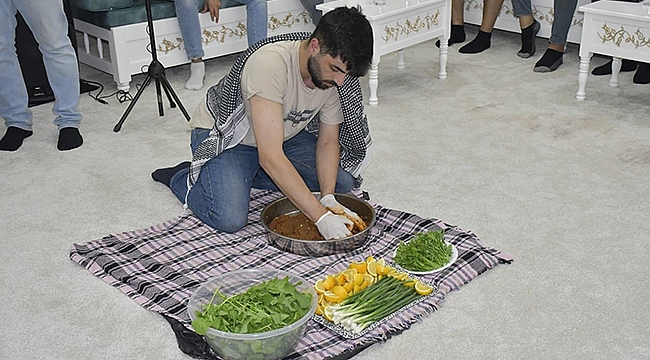 ÜNİVERSİTELİ ÖĞRENCİLER ÇİĞ KÖFTE YOĞURDU