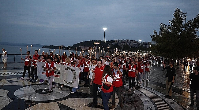 ŞEHİTLERİ ANMA PROGRAMI, MEŞALE YÜRÜYÜŞÜ İLE BAŞLADI