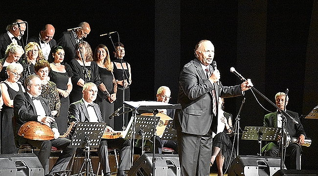 TÜRK SANAT MÜZİĞİ KOROSUNDAN ALKIŞ ALAN KONSER