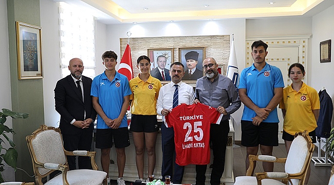 U 17 PLAJ HENTBOL MİLLİ TAKIMINDAN VALİ AKTAŞ'A ZİYARET