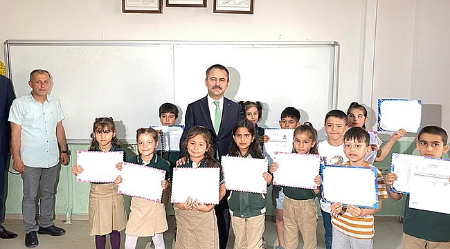 VALİ AKTAŞ, ÇARDAK İLKOKULUNDA ÖĞRENCİLERİN KARNE HEYECANINA ORTAK OLDU