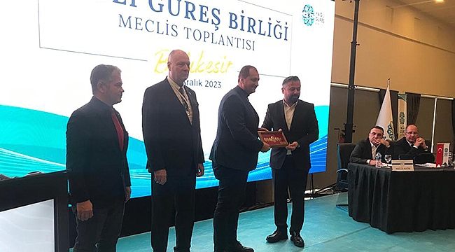 BAŞKAN UYGUN'A PLAKET