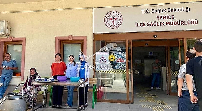 YENİCE'DE SAĞLIK PERSONELİ AŞURE DAĞITTI