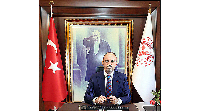 "GÖLGESİNDE BİRLEŞTİĞİMİZ SANCAK AYYILDIZLI BAYRAĞIMIZDIR"